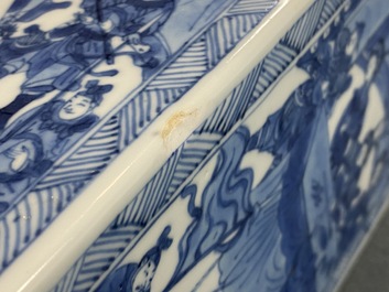 Een paar Chinese blauw-witte vierkante dekselvazen, Kangxi