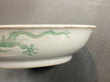 Een Chinese schotel met ingekrast en groen-geglazuurd drakendecor, Hongzhi merk, Ming