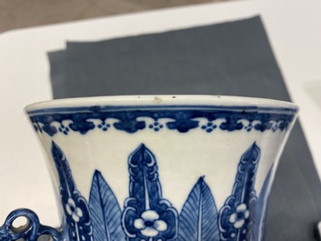 Un vase de forme 'hu' en porcelaine de Chine en bleu et blanc, marque de Qianlong, 19&egrave;me