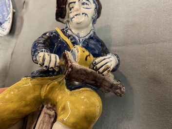 Een polychrome Delftse figuur van een draailierspeler, 18e eeuw