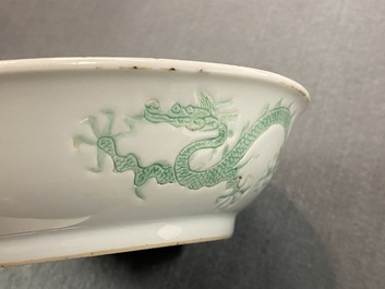 Een Chinese schotel met ingekrast en groen-geglazuurd drakendecor, Hongzhi merk, Ming