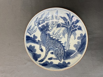 Un plat en porcelaine de Chine en bleu et blanc &agrave; d&eacute;cor d'un qilin, marque Yu Tang Jia Qi, Shunzhi