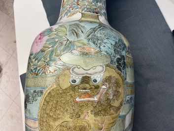 A pair of Chinese qianjiang cai vases with antiquities and buddhist lions, 19/20th C.