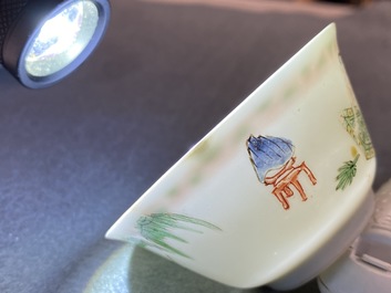 Une tasse et soucoupe en porcelaine de Chine famille verte &agrave; sujet &eacute;rotique, Kangxi