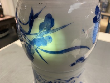 Een Chinese blauw-witte 'gu' vaas met onsterfelijken, Kangxi