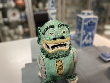 Un grand mod&egrave;le d'un luduan en biscuit &eacute;maill&eacute; vert, Chine, prob. Kangxi