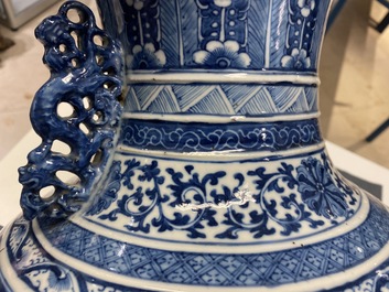 Un vase de forme 'hu' en porcelaine de Chine en bleu et blanc, marque de Qianlong, 19&egrave;me