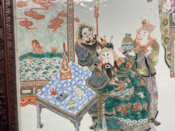 Une grande plaque en porcelaine de Chine famille verte dans un cadre en bois sculpt&eacute;, Chine, 19&egrave;me