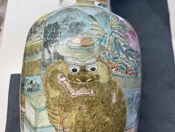 A pair of Chinese qianjiang cai vases with antiquities and buddhist lions, 19/20th C.