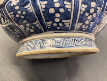 Un vase de forme 'hu' en porcelaine de Chine en bleu et blanc, marque de Qianlong, 19&egrave;me