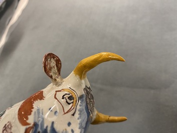 Une paire de mod&egrave;les de vaches en fa&iuml;ence de Delft polychrome, 18&egrave;me