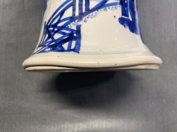 Un vase de forme 'gu' en porcelaine de Chine en bleu et blanc, Kangxi