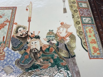 Une grande plaque en porcelaine de Chine famille verte dans un cadre en bois sculpt&eacute;, Chine, 19&egrave;me