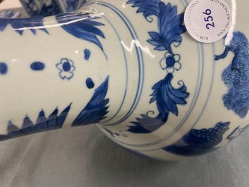 Un vase de forme bouteille en porcelaine de Chine en bleu et blanc, &eacute;poque Transition