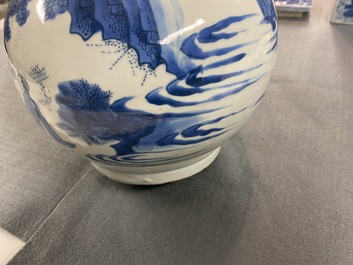 Un vase de forme bouteille en porcelaine de Chine en bleu et blanc, &eacute;poque Transition