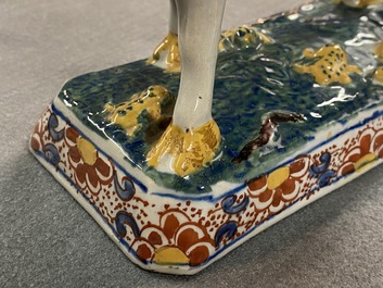 Une paire de mod&egrave;les de vaches en fa&iuml;ence de Delft polychrome, 18&egrave;me