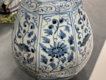 Un vase de forme bouteille octagonale en porcelaine de Chine en bleu et blanc, Hongwu