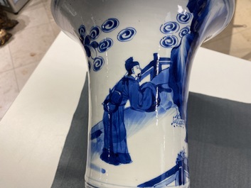 Un vase de forme 'gu' en porcelaine de Chine en bleu et blanc, Kangxi