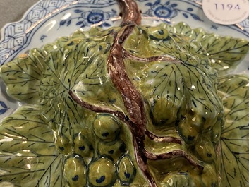 Une grappe de raisins sur pr&eacute;sentoir en fa&iuml;ence de Delft polychrome, 18&egrave;me