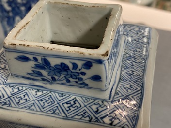 Een paar Chinese blauw-witte vierkante dekselvazen, Kangxi