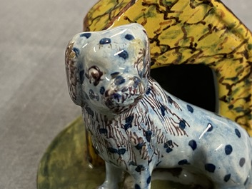 Un mod&egrave;le d'un chien devant sa niche en fa&iuml;ence polychrome de Delft, 18&egrave;me