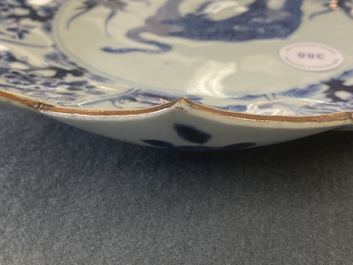 Un rare plat en forme de lotus en porcelaine de Chine en bleu et blanc &agrave; d&eacute;cor d'un l&eacute;opard, Kangxi