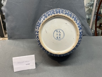 Un vase de forme 'hu' en porcelaine de Chine en bleu et blanc, marque de Qianlong, 19&egrave;me