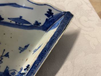 Een Chinese blauw-witte ko-sometsuke schotel in de vorm van een waaier voor de Japanse markt, Tianqi/Chongzhen