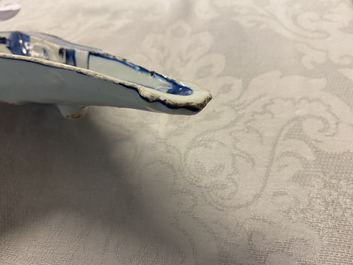 Une coupe en forme d'&eacute;ventail en porcelaine de Chine en bleu et blanc de type ko-sometsuke pour le march&eacute; japonais, Tianqi/Chongzhen