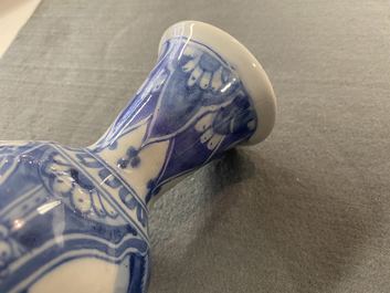 Un vase de forme double gourde en fa&iuml;ence de Delft en bleu et blanc &agrave; d&eacute;cor de chinoiserie, fin du 17&egrave;me