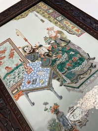 Une grande plaque en porcelaine de Chine famille verte dans un cadre en bois sculpt&eacute;, Chine, 19&egrave;me