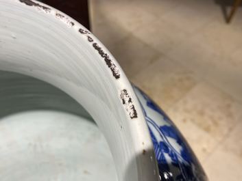 Un tr&egrave;s grand vase en porcelaine de Chine en bleu et blanc, Kangxi