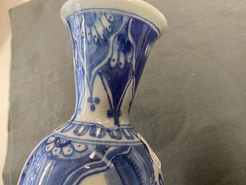 Un vase de forme double gourde en fa&iuml;ence de Delft en bleu et blanc &agrave; d&eacute;cor de chinoiserie, fin du 17&egrave;me