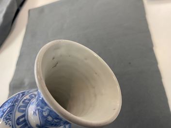 Un vase de forme double gourde en fa&iuml;ence de Delft en bleu et blanc &agrave; d&eacute;cor de chinoiserie, fin du 17&egrave;me