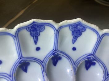 Un plat moul&eacute; en forme de lotus en porcelaine de Chine en bleu et blanc, marque et &eacute;poque de Kangxi