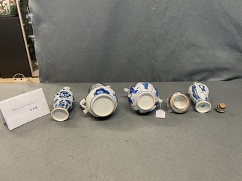 Deux verseuses couvertes et deux vases en porcelaine de Chine en bleu et blanc, Kangxi