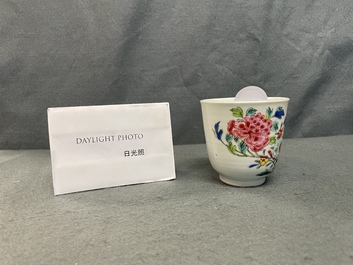 Une tasse et soucoupe en porcelaine de Chine famille rose, Yongzheng