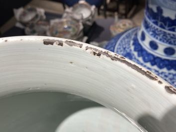 Un tr&egrave;s grand vase en porcelaine de Chine en bleu et blanc, Kangxi