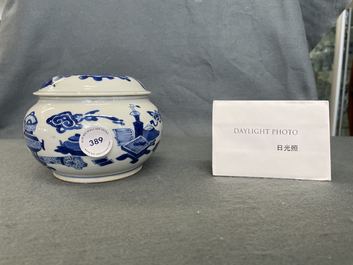 Een Chinese blauw-witte wierookbrander en deksel met antiquiteiten, Kangxi