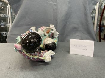 Un groupe en porcelaine de Chine famille rose figurant deux gar&ccedil;ons avec une chauve-souris, marque en creux, R&eacute;publique