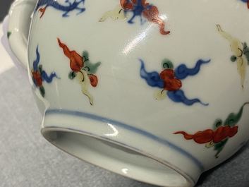 Une th&eacute;i&egrave;re couverte en porcelaine de Chine wucai &agrave; d&eacute;cor de dragons, R&eacute;publique