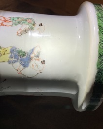 Un vase de forme rouleau en porcelaine de Chine famille verte, Kangxi