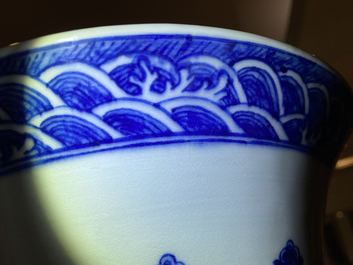 Un grand vase de forme 'hu' en porcelaine de Chine en bleu et blanc, marque de Qianlong, 19&egrave;me