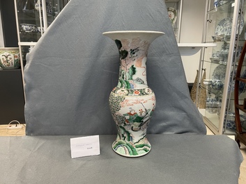 Un vase de forme yenyen en porcelaine de Chine famille verte &agrave; d&eacute;cor de guerriers, 19&egrave;me