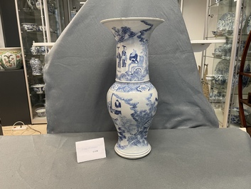 Een Chinese blauw-witte yenyen vaas met verhalend decor, 19e eeuw