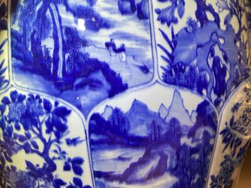 Een zeer grote Chinese blauw-witte vaas met florale en landschapspanelen, Kangxi