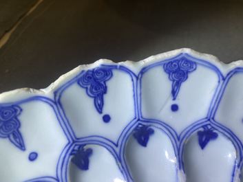 Un plat moul&eacute; en forme de lotus en porcelaine de Chine en bleu et blanc, marque et &eacute;poque de Kangxi