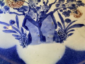 Een Chinese blauw-witte en koperrode schotel met poederblauwe fondkleur, Kangxi