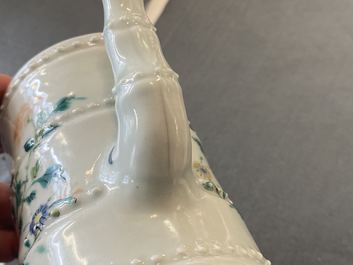 Une th&eacute;i&egrave;re couverte en forme de bambou en porcelaine de Chine famille rose, 19&egrave;me