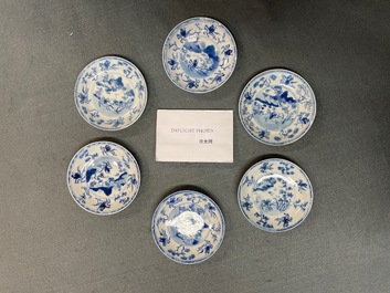 Six tasses et soucoupes en porcelaine de Chine en bleu et blanc, Kangxi